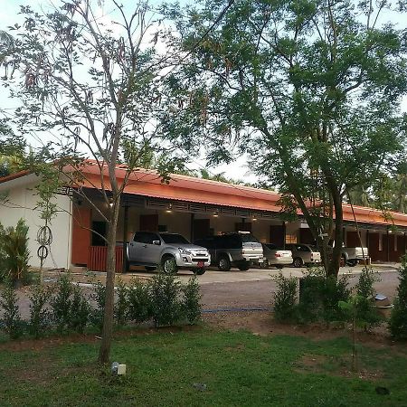 ไออุ่นรีสอร์ท Bang Saphan Exterior foto